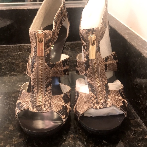 🆕NIB Michael Kors womens Berkley T strap embossed leather python open toe heels - Picture 4 of 7